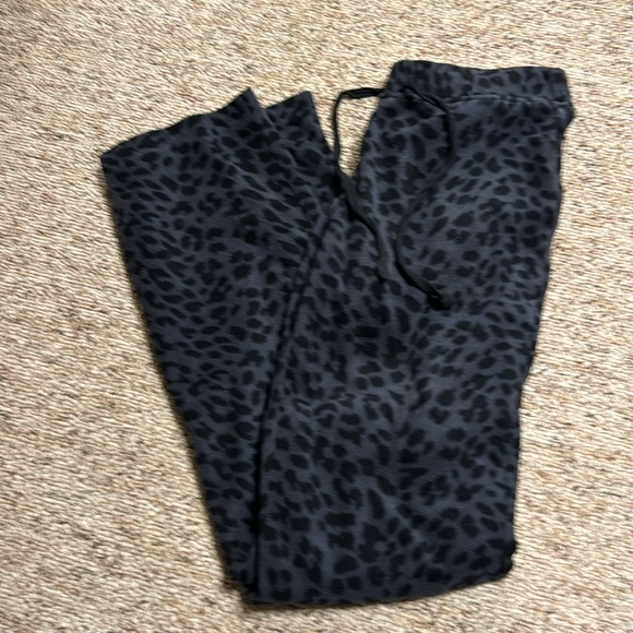 Old Navy gray and black leopard print fleece lounge set - Picture 5 of 7